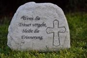 Grabschmuck Fels mit Kreuz und Text steingrau 13cm