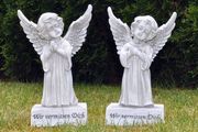 Grabschmuck Engel stehend auf Sockel steingrau 21cm 'Wir vermissen Dich'
