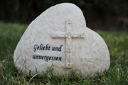 Grabschmuck Fels mit Kreuz und Text 12cm