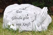 Grabschmuck Fels mit betenden Händen mit Text steingrau 16cm