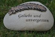 Grabschmuck Stein mit Feder und Text creme/bronze 14cm