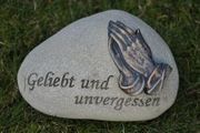 Grabschmuck Stein mit Händen und Text creme/bronze 14cm